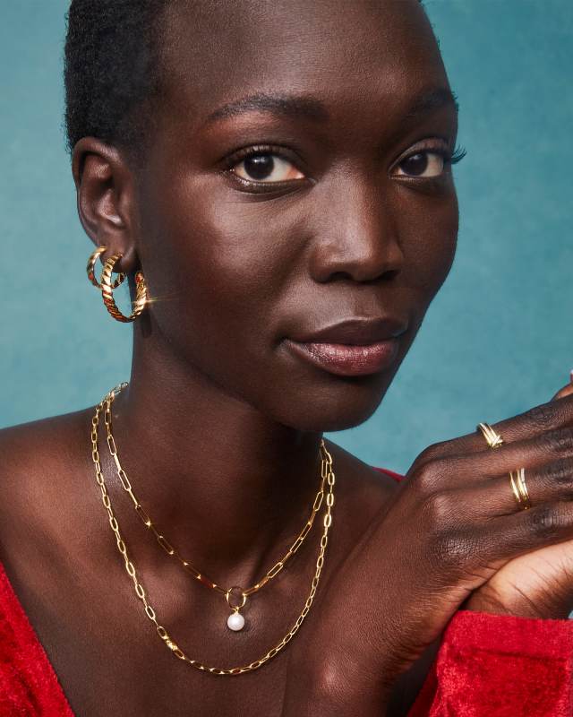 Tyler Wide Medium Hoop Earrings in 18k Gold Vermeil image number 1.0